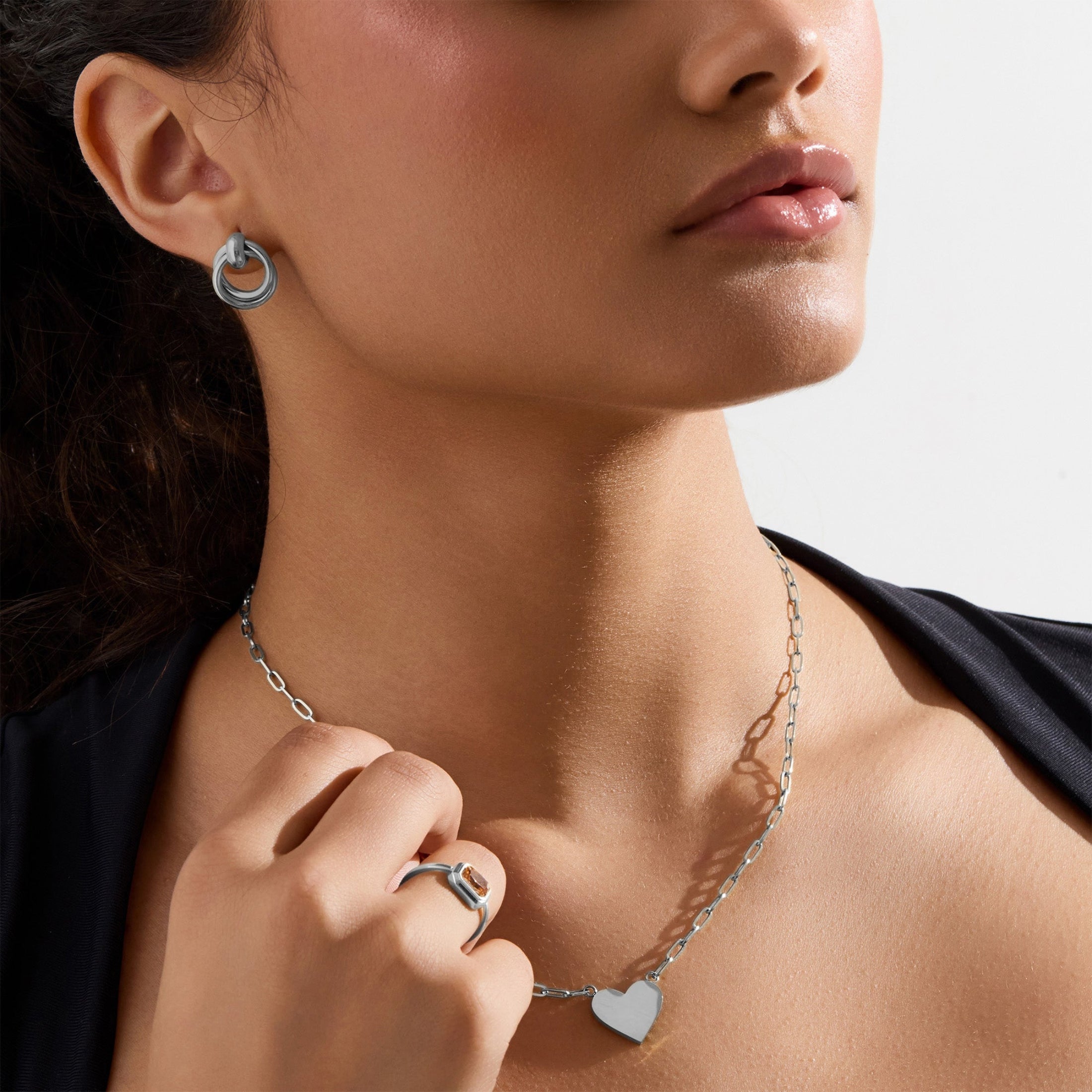 Connected Elegance – Timeless Necklace