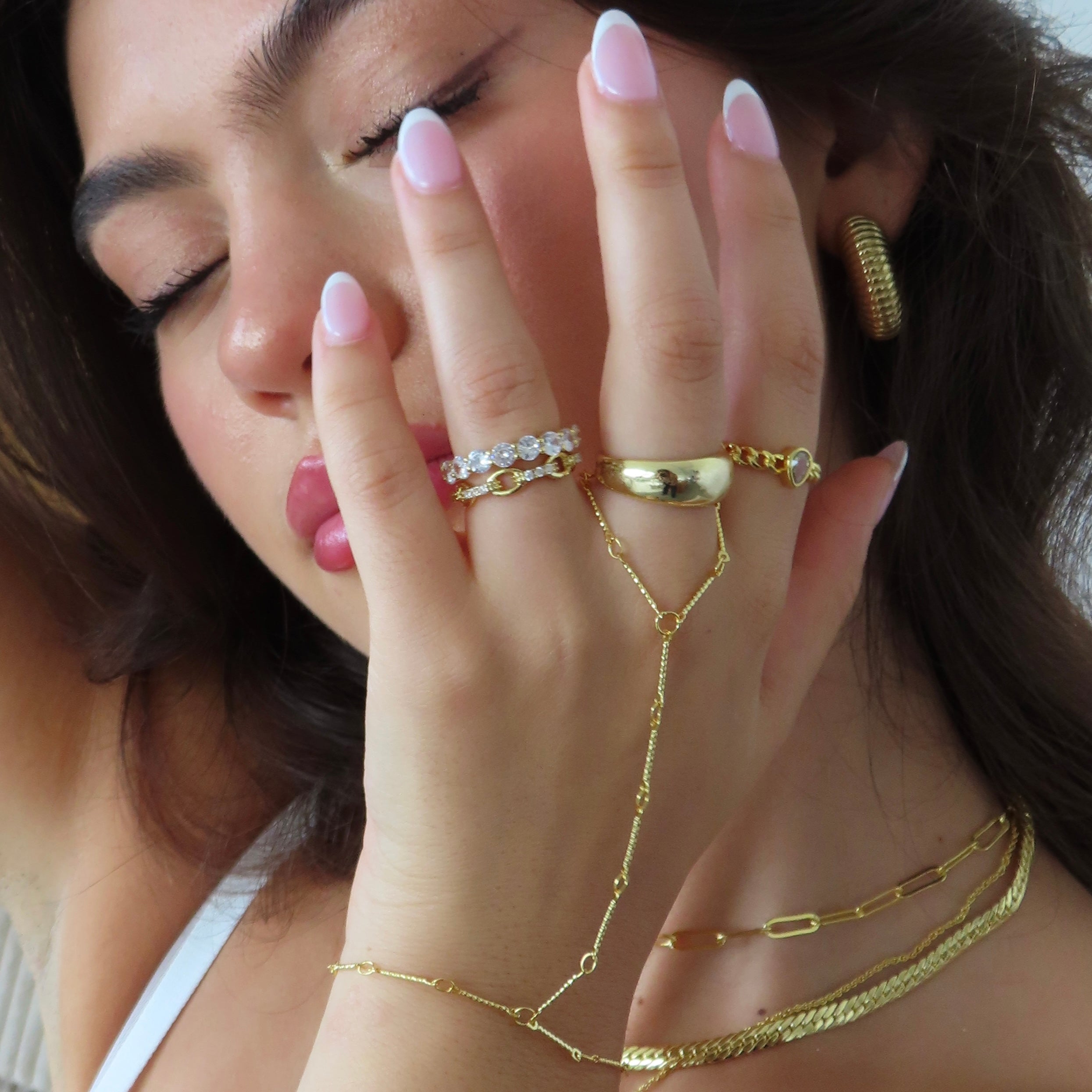 Bar Hand Chain – Timeless Elegance Redefined