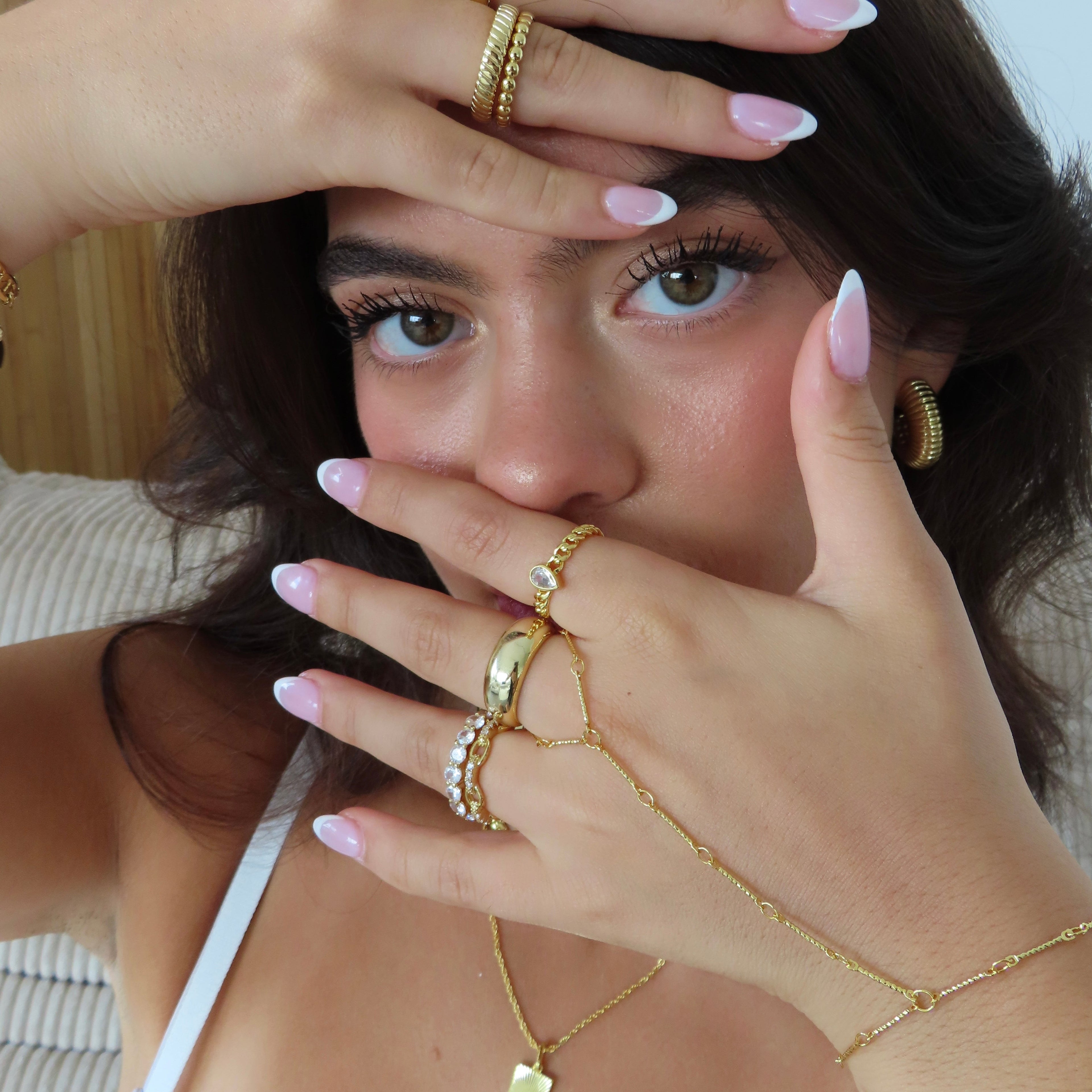 Bar Hand Chain – Timeless Elegance Redefined