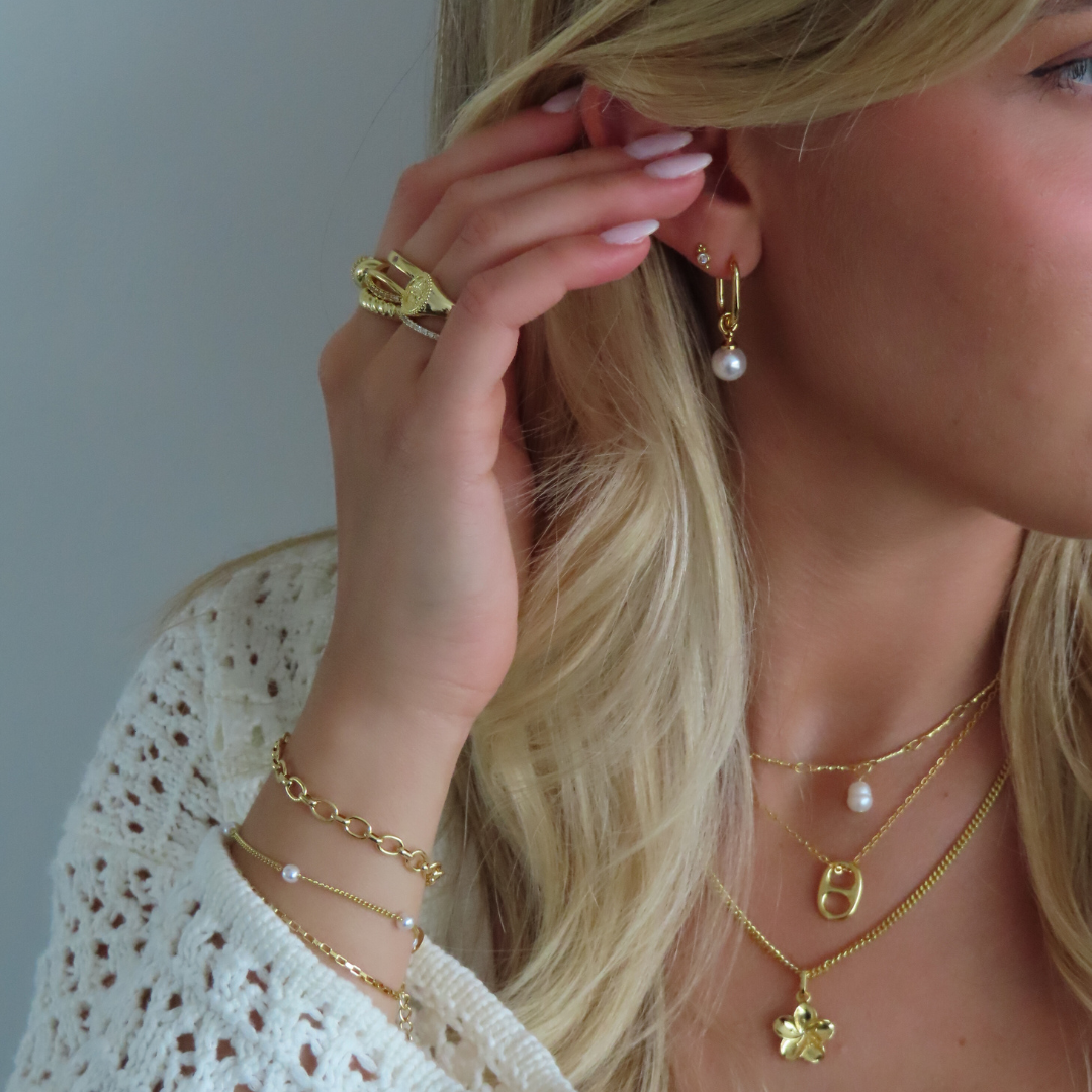Embrace Elegance – Chained Luxury Bracelet