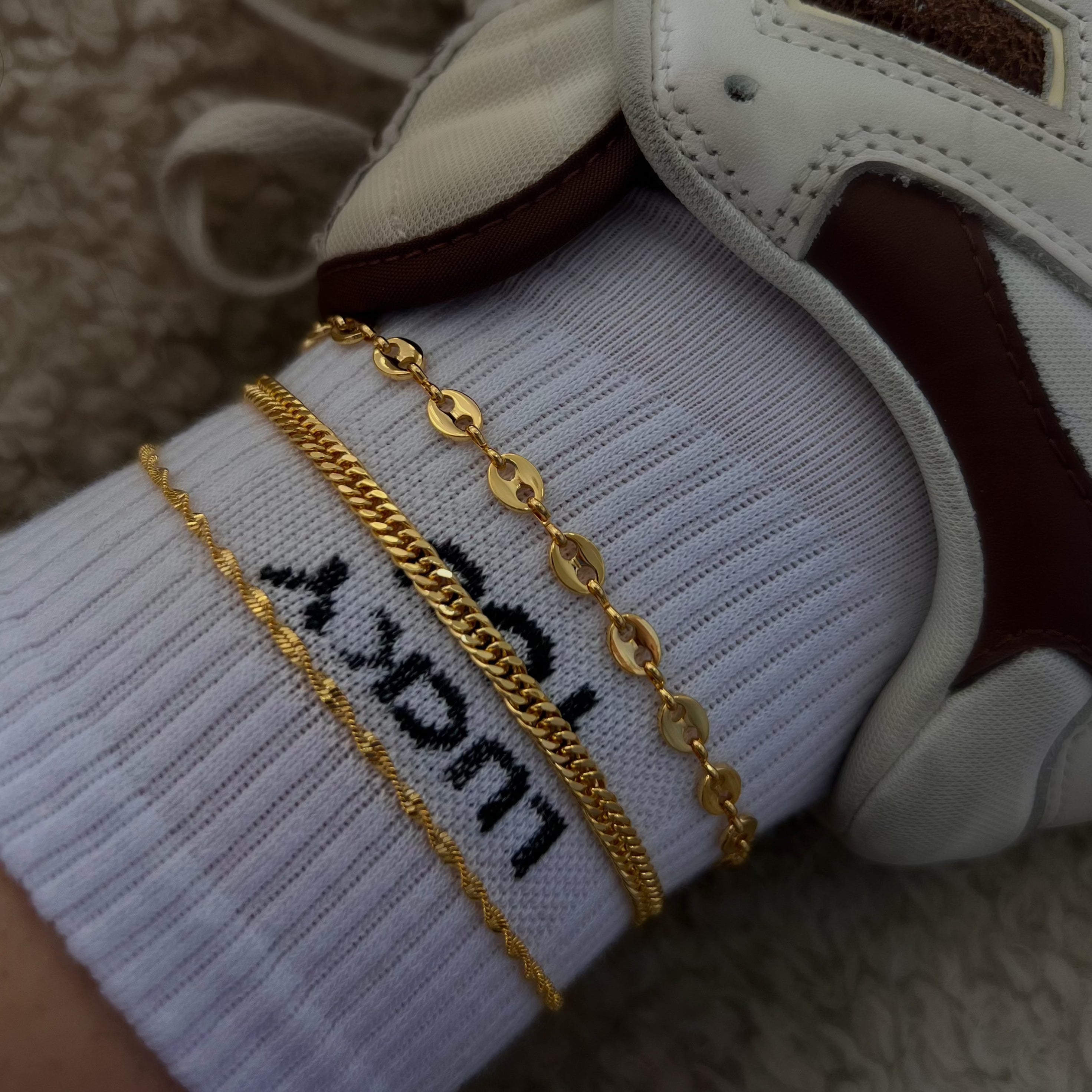 Twisted Elegance – Luxe Anklet Design
