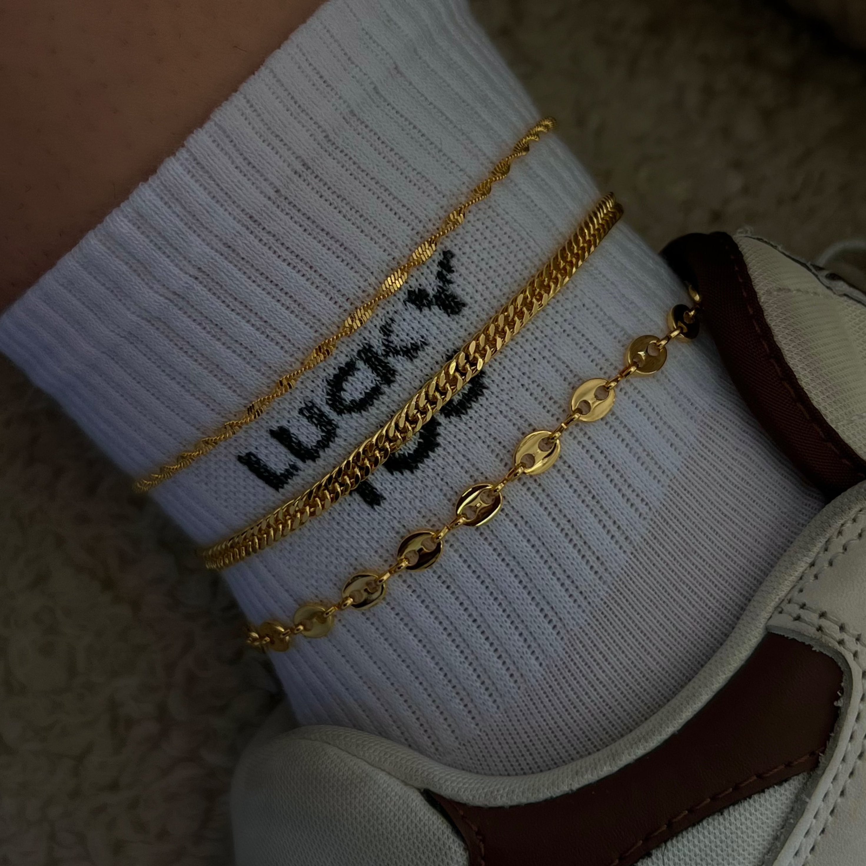 Twisted Elegance – Luxe Anklet Design