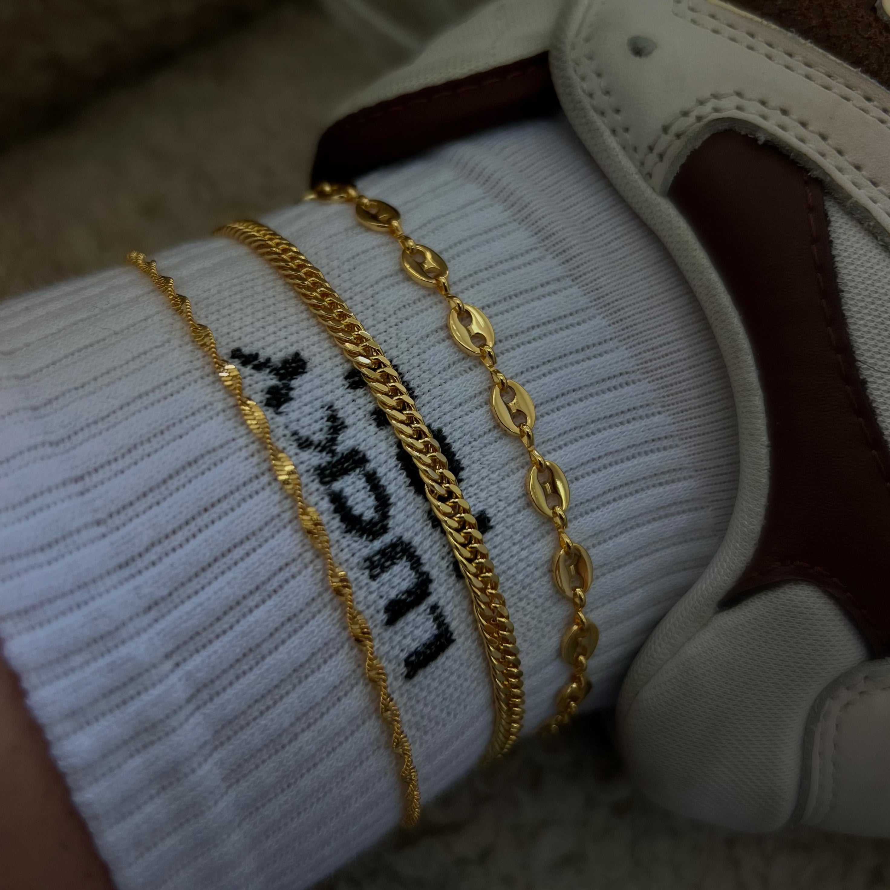 Twisted Elegance – Luxe Anklet Design