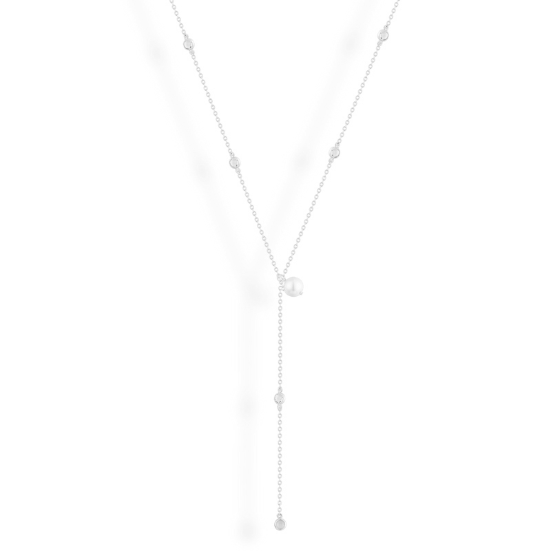 Pearly Elegance – Timeless Neckline Luxury