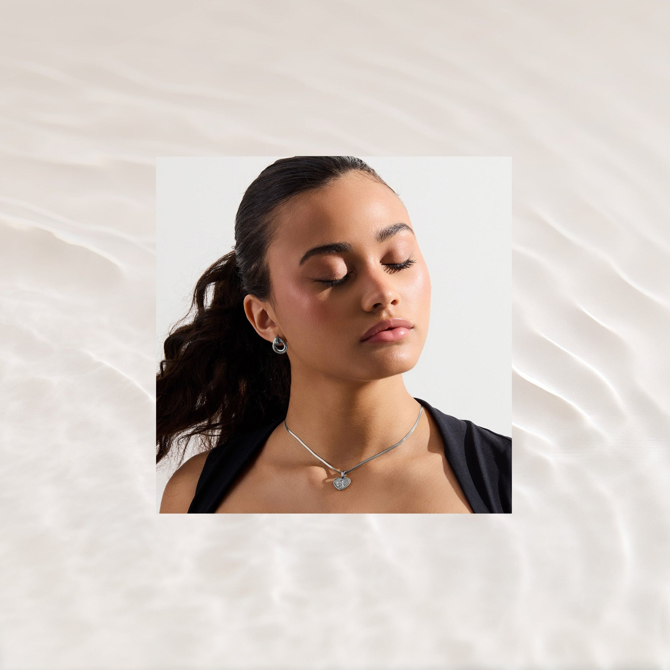 Celestial Embrace – Exquisite Angelic Necklace