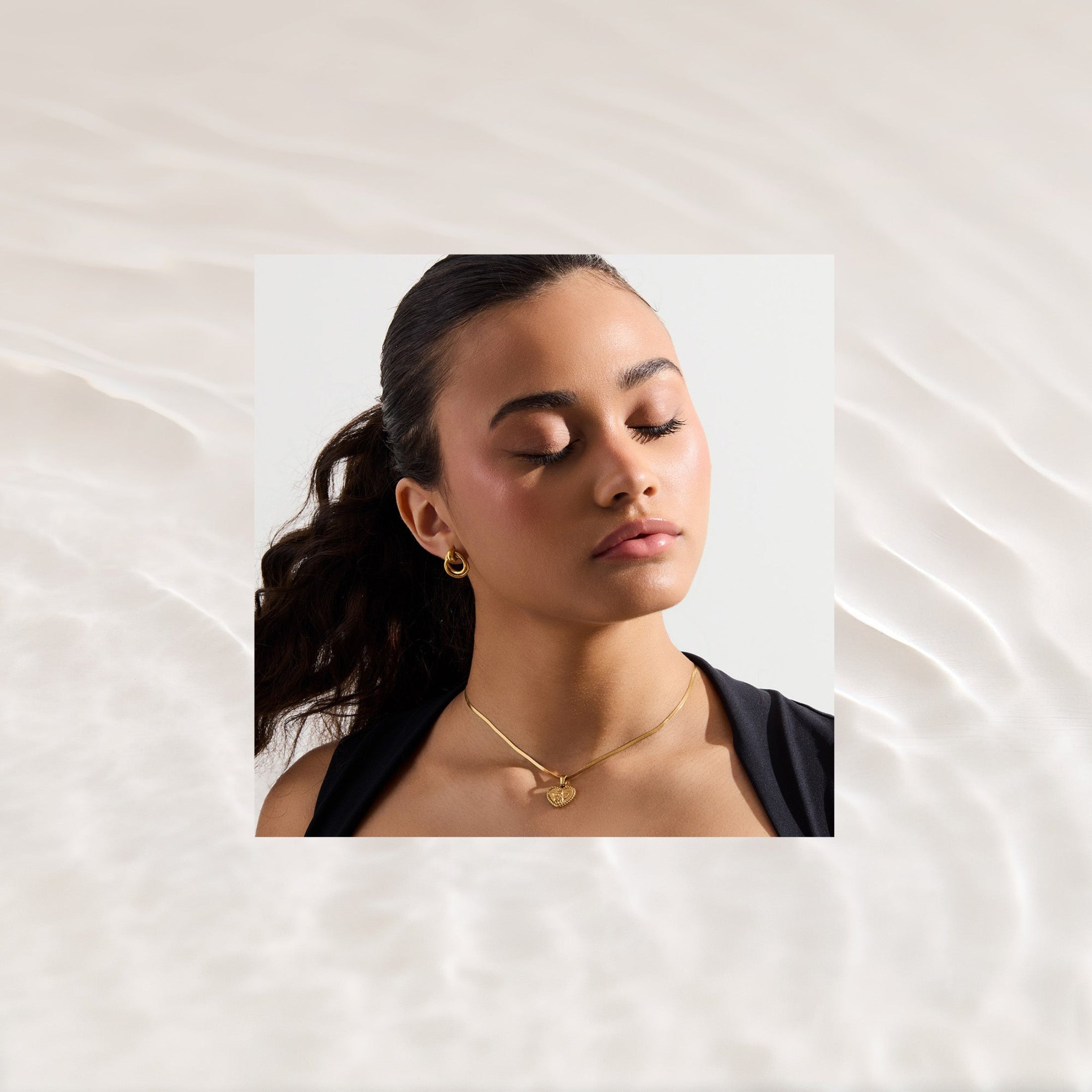 Celestial Embrace – Exquisite Angelic Necklace